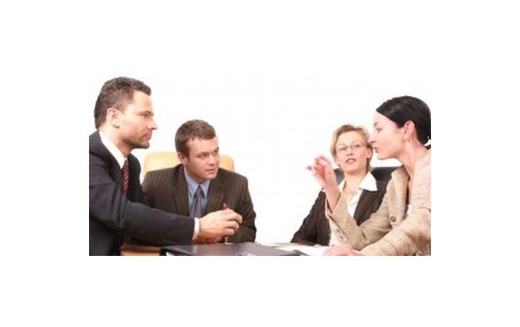 Según el informe, en el nivel profesional las mujeres representan el 39% de la fuerza laboral, su presencia a nivel gerencial disminuye a un 31% y, ocupan solo una cuarta parte de los cargos como altos directivos y un escaso 16% de los puestos ejecutivos.