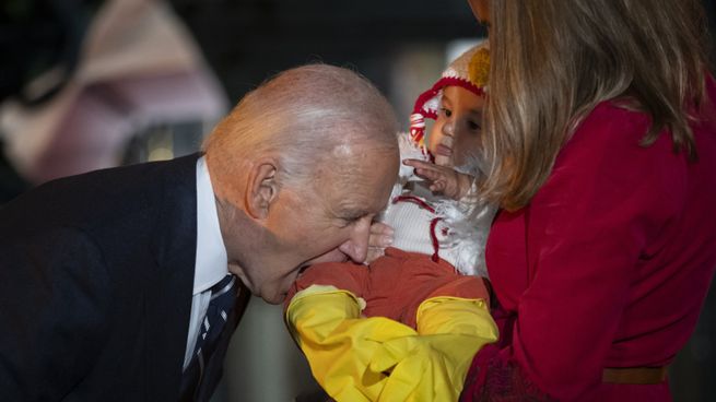 Joe Biden mordiendo a un bebé en la celebración de Halloween en la Casa Blanca. (AP)