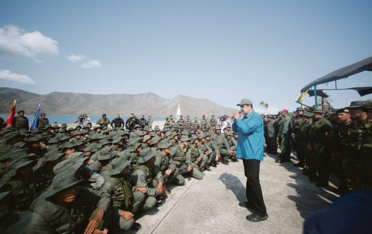 FUERZA. Desde que comenzó la escalada, el presidente Nicolás Maduro participa de forma frecuente de ensayos militares, como el que ayer se realizó en Turiamo.