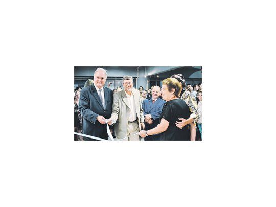 El director  nacional de Artes José Luis Castiñeira de Dios y el senador Salvador Cabral en el momento de corte de cintas que inauguró la muestra “Música en Argentina, 200 años” en el Centro del Conocimiento de Posadas.