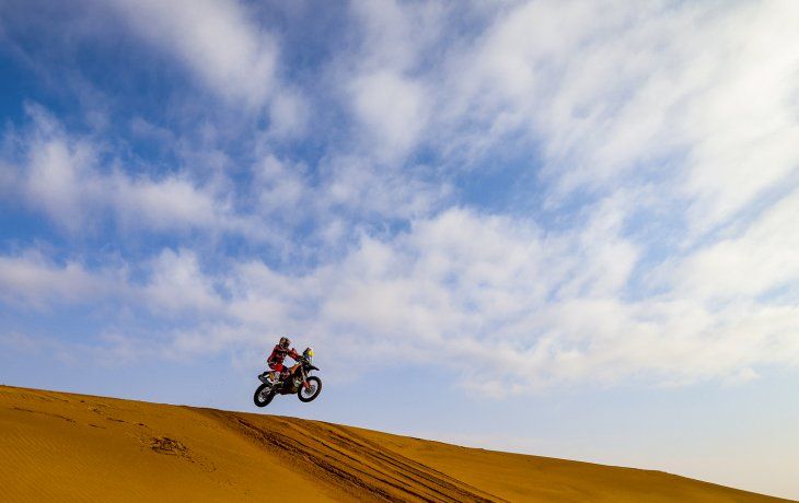 Kevin Benavides vuela en las arenas saudíes y recupera terreno en la categoría Motos del Rally Dakar.