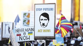 RECHAZO. Decenas de miles de personas se congregaron ayer en Munich, Alemania, para repudiar la invasión. Las marchas contra la ofensiva se han vuelto cotidianas en Europa.