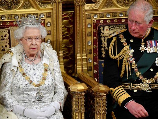La reina Isabel II y el príncipe Carlos.