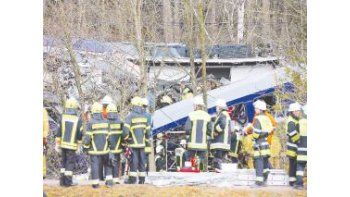 Anoche continuaban  los trabajos de rescate en busca de una persona que permanecía desaparecida. Hay 80 heridos, algunos de ellos de gravedad.