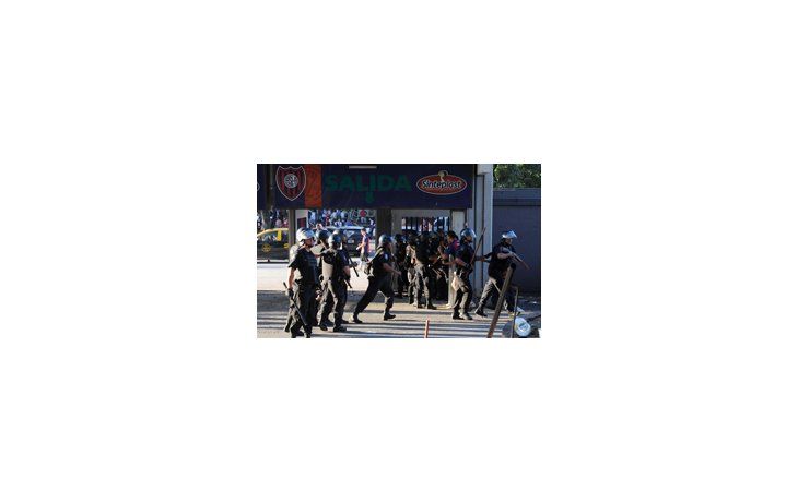 Los hinchas provocaron desmanes tras el empate ante Colón.