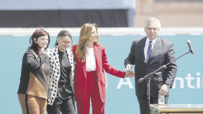 Gabinete. En el Parque Colón de la Casa Rosada, el Presidente tomó juramento, ayer, a Kelly Olmos, Ayelén Mazzina y Victoria Tolosa Paz.