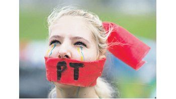 ámbito.com | El clima social contra el Partido de los Trabajadores se caldea en Brasil ante nuevas revelaciones de esquemas de corrupción largamente arraigados. La reanudación de protestas masivas desvela al Gobierno en esta coyuntura.