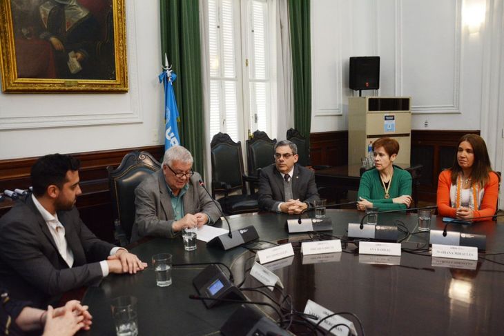 También estuvieron la rectora del CNBA, Valeria Bergman; la rectora del Pellegrini, Ana Barral; el rector del ILSE, Roald Devetac; y la rectora de la escuela Agropecuaria, Mariana Miralles. También estuvieron la rectora del CNBA, Valeria Bergman; la rectora del Pellegrini, Ana Barral; el rector del ILSE, Roald Devetac; y la rectora de la escuela Agropecuaria, Mariana Miralles. 