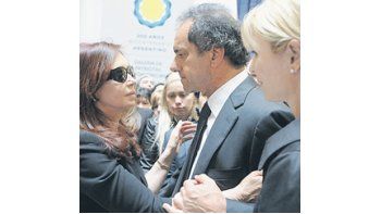 ámbito.com | La Presidente se rodeó en el velorio de ayer de familiares, legisladores, funcionarios y gobernadores, entre ellos, Daniel Scioli, quien la saludó acompañado de su mujer, Karina Rabolini.