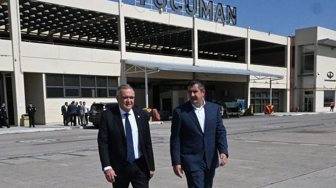 Osvaldo Jaldo y Daniel Ketchibachian, en el aeropuerto de Tucumán.