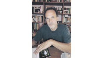 Hamilton: «A Stieg Larsson no se lo conocía cuando yo empecé con mi primera novela ‘Cercano Oeste’. Mis referencias son los clásicos de la novela negra, Hammett, Chandler, Cain. El más cercano hoy es el sueco Mankell».