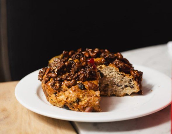 El Pan Dulce de La Parolaccia ofrece frutos secos, castañas de cajú, almendras y nueces, junto con higos en almíbar y frutas abrillantadas. El Pan Dulce de La Parolaccia ofrece frutos secos, castañas de cajú, almendras y nueces, junto con higos en almíbar y frutas abrillantadas.