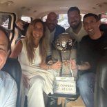 La delegación de Rosario Central festejando un título inédito en una combi. La delegación de Rosario Central festejando un título inédito en una combi.