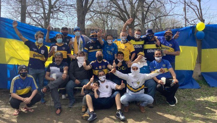 Algunos socios del consulado Boca Texas se juntaron en la ciudad de Dallas, al aire libre y con barbijos, para vivir juntos el último Superclásico que terminó 1-1 en la Bombonera.