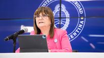 Patricia Bullrich leyó el nuevo protocolo ante la prensa.&nbsp;