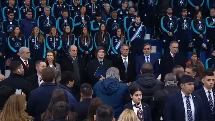 Milei junto a Daniel Scioli en la despedida de los atletas que partirán rumbo a los Juegos Olímpicos de París 2024. Milei junto a Daniel Scioli en la despedida de los atletas que partirán rumbo a los Juegos Olímpicos de París 2024. 