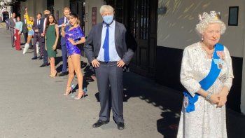 Las figuras más famosas del Madame Tussauds dieron elejemplo e hicieron fila cuidando la distancia social frente al museo de cera