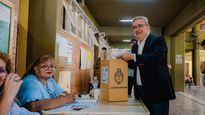 Raúl Jalil emitió su voto en Catamarca.