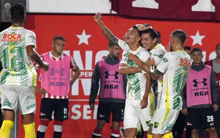 Defensa y Justicia se llevó un gran triunfo de La Plata.