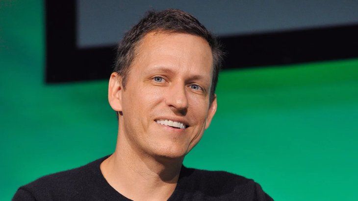 Su primer gran operación fue la venta de Paypal a Ebay por 1500 millones de dólares.