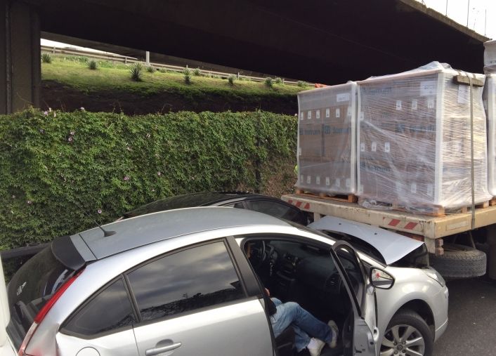 Se quedó sin frenos y casi provoca una tragedia (foto 6)
