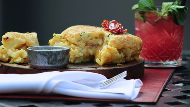 En Palermo, Versalles, Retiro, Almagro y Colegiales, la tortilla de papa se reafirma como protagonista de la mesa con opciones que van desde la receta clásica hasta versiones con provoleta, panceta, alioli o corazón de mozzarella.