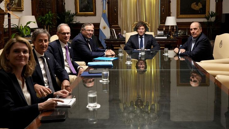 El presidente Javier Milei recibió, junto al jefe de Gabinete, Guillermo Francos, al CEO de TotalEnergies, Patrick Pouyanne. Del encuentro, que se desarrolló en en Casa Rosada, participaron además el presidente de Exploración y Producción de la empresa, Nicolás Terraz, el vicepresidente Senior América, Javier Rielo y Ameijide, y la country manager, Catherine Remy.  