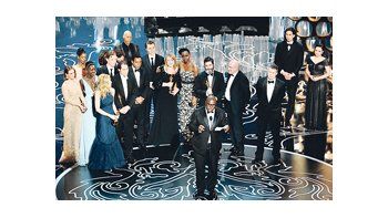 Steve McQuenn agradece a la Academia el Oscar como Mejor Película a su drama “12 años de esclavitud”, que perdió sin embargo frente a “Gravedad” en la mayoría de las nominaciones.