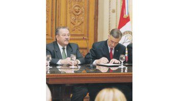 En marzo, Hermes Binner, junto al ministro de Servicios Públicos, firmó el convenio de traspaso a la provincia de los terrenos en los que se levantará el futuro Puerto de la Música, obra del arquitecto brasileño Oscar Niemeyer.