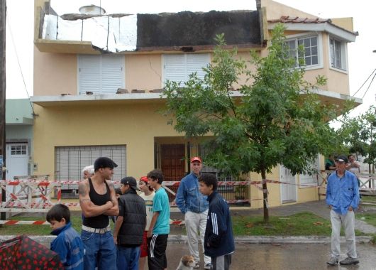 Una casa de Quilmes fue alcanzada por un rayo y provocó el derrumbe de un balcón.