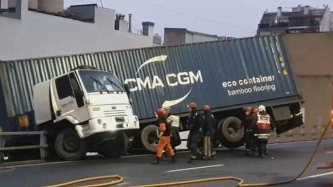Así quedó el camión volcado en plena autopista 25 de Mayo