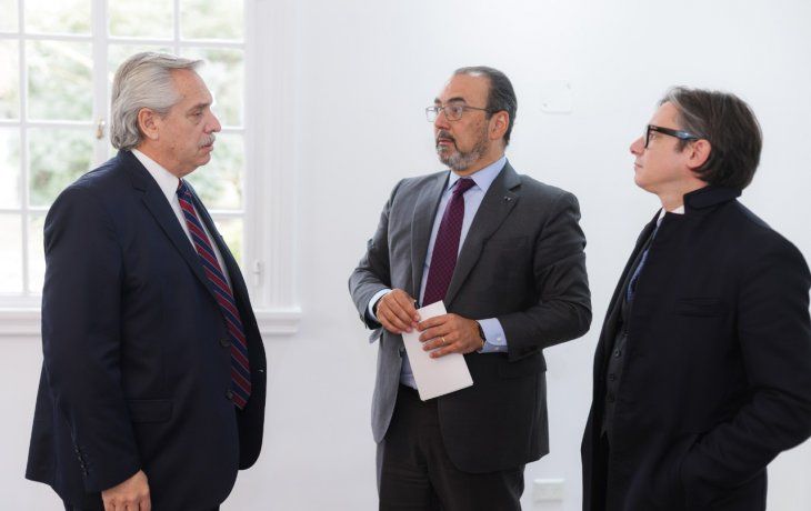 Alberto Fernández junto a Sergio Díaz Granados, presidente ejecutivo de CAF, banco de desarrollo de América Latina, y Christian Asinelli, Vicepresidente Corporativo de Programación Estratégica del organismo, en la firma de créditos.
