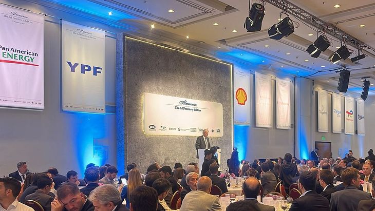 El presidente del IAPG, Ernesto López Anadón, dijo que para mantener las exportaciones actuales de petróleo y gas y aumentarlas en el futuro habrá que perforar 1.000 pozos por año, además de nuevas instalaciones e infraestructura. “Estamos hablando de inversiones del orden de los 20.000 a 30.000 millones de dólares anuales”, afirmó. El presidente del IAPG, Ernesto López Anadón, dijo que para mantener las exportaciones actuales de petróleo y gas y aumentarlas en el futuro habrá que perforar 1.000 pozos por año, además de nuevas instalaciones e infraestructura. “Estamos hablando de inversiones del orden de los 20.000 a 30.000 millones de dólares anuales”, afirmó.
