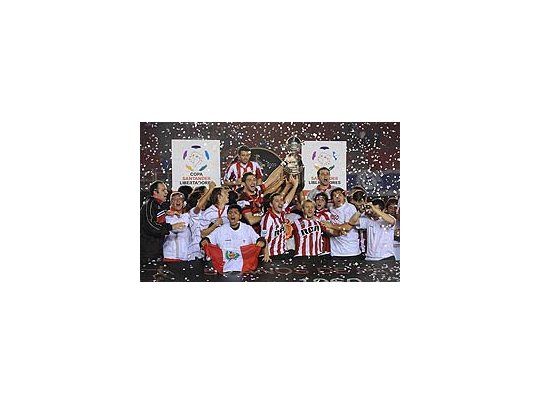 Leones e históricos. Estudiantes hizo historia a su manera. Ganó en un estadio difícil y levantó su 4° Copa.