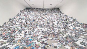 ámbito.com | “24 HRS in Photos”, de Erik Kessels, fotos impresas que se subieron a Flickr durante un día, una de las obras de una muestra que explora el fenómeno de la explosión de datos en que estamos inmersos.