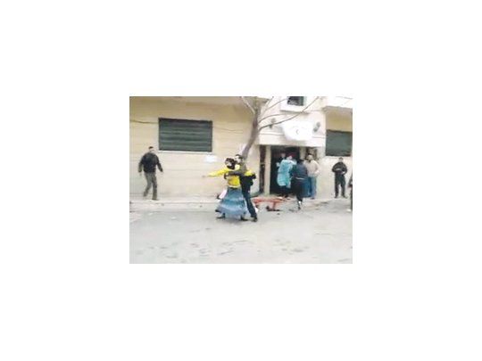 Una imagen subida a la red social YouTube por disidentes de Siria muestra las afueras de un hospital de campaña que habría sido bombardeado por el régimen.