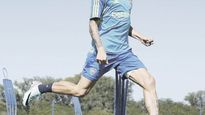 polifuncional. Zenón le pega a la pelota durante la práctica de ayer de Boca, en Ezeiza. El jugador de Unión viene para cubrir toda la franja izquierda: juega de lateral-volante-extremo por ese sector.