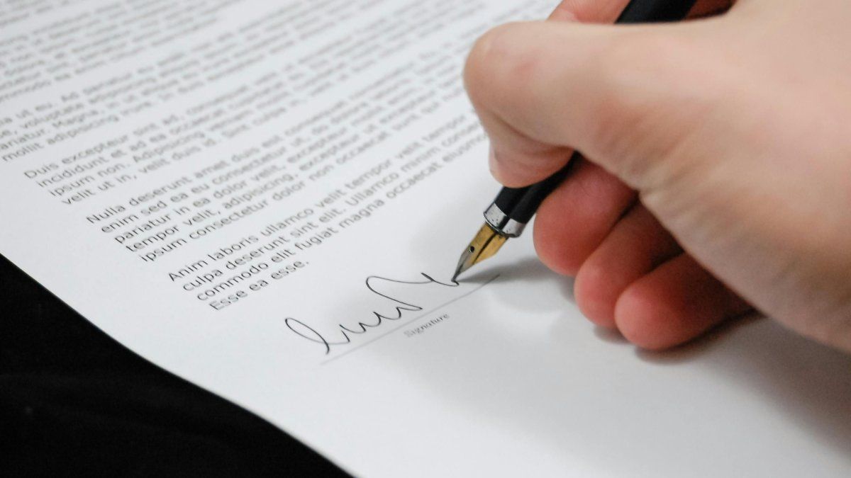 What does it mean to have a large firm, according to polygraphy