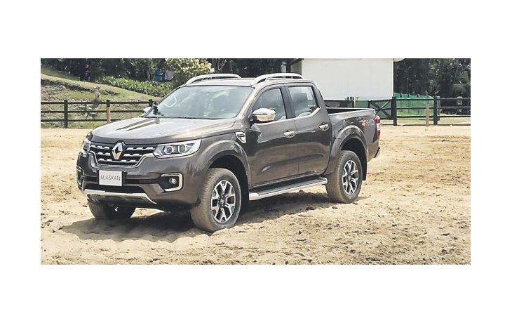 ámbito.com | Frontal Renault. La Alaskan comparte plataforma con la Nissan Frontier, y es en el diseño frontal donde aparecen los rasgos característicos del rombo.