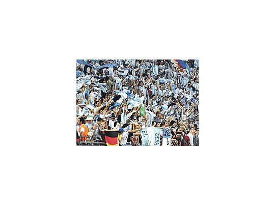 Millares de argentinos estuvieron presentes en el debut del seleccionado en el Mundial de fútbol.