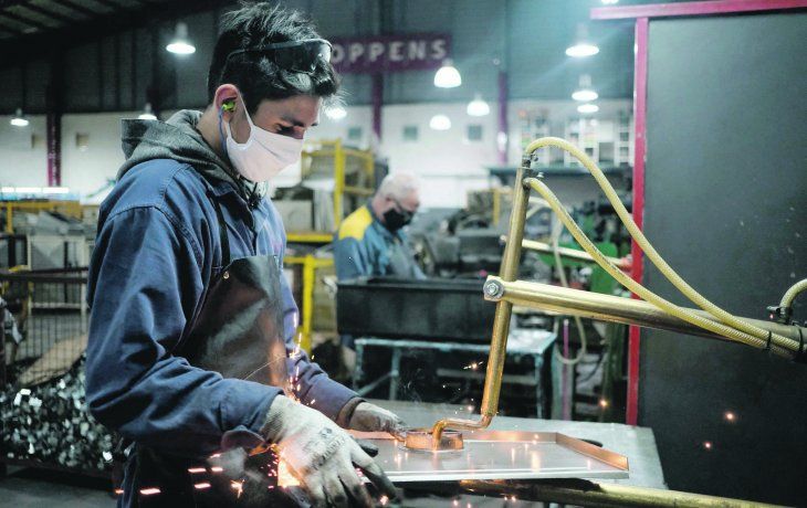 ámbito.com | pag18-industria-TELAM.jpg