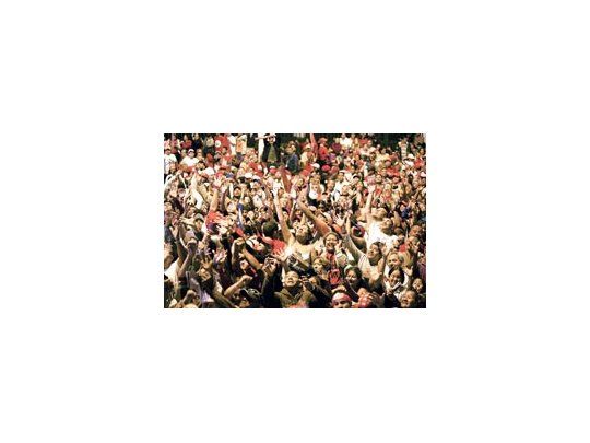 En la noche electoral, los partidarios de Hugo Chávez se lanzaron eufóricos a las calles, especialmente frente al Palacio Miraflores, para celebrar el resultado que permite la reelección de su líder.