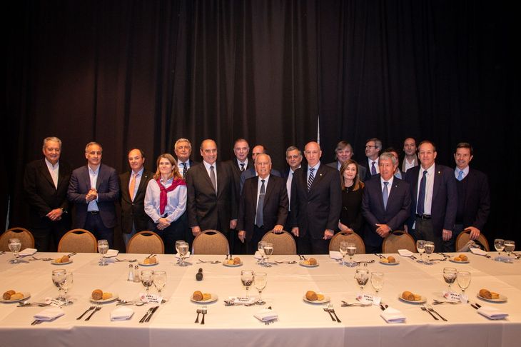 Francos estuvo con los empresarios más importantes del sector hidrocarburífero. Francos estuvo con los empresarios más importantes del sector hidrocarburífero.