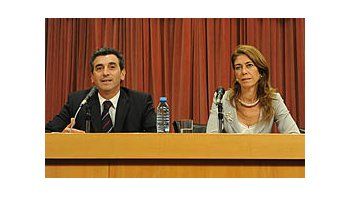 La ministra de Producción, Débora Giorgi, junto al ministro del Interior Florencio Randazzo durante la conferencia de prensa en la que anunciaron los acuerdos alcanzados con los dirigentes de las entidades rurales nucleadas en la Mesa de Enlace.
