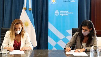 El convenio para defender a los usuarios de electricidad fue firmado por la secretaria de Comercio Interior, Paula Español y la interventora del ENRE, María Soledad Manin.