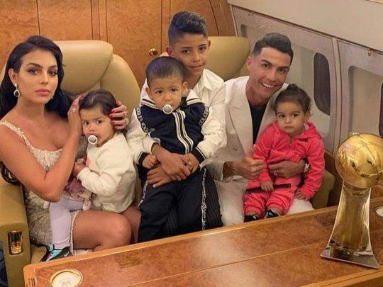 Cristiano Ronaldo y su familia durante un vuelo privado.