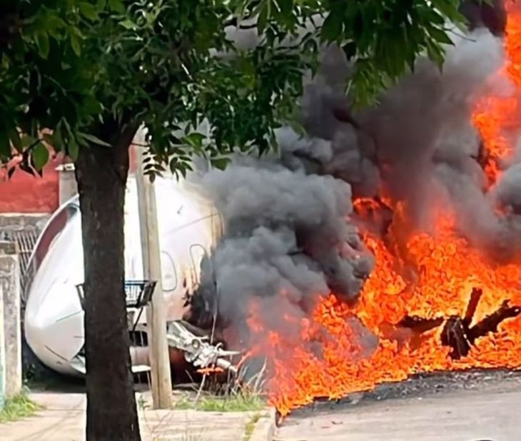 El avión impactó con una casa a las afueras del aeropuerto de San Fernando y se prendió fuego. El avión impactó con una casa a las afueras del aeropuerto de San Fernando y se prendió fuego.