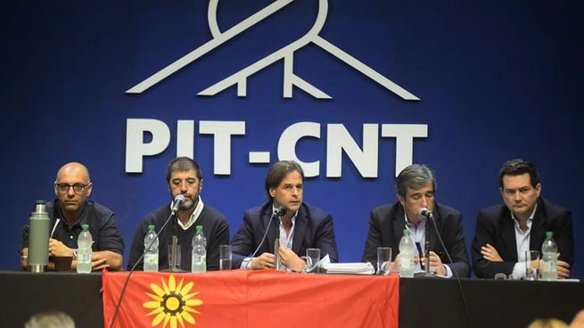 El presidente de Uruguay, Luis Lacalle Pou, y dirigentes de la central obrera PIT-CNT.