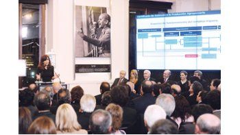ámbito.com | Cristina de Kirchner descartó ayer devaluación del tipo de cambio oficial. “Están de vuelta con eso porque están en período electoral. Cada vez que hay elección, están con la economía o los escándalos”, señaló.