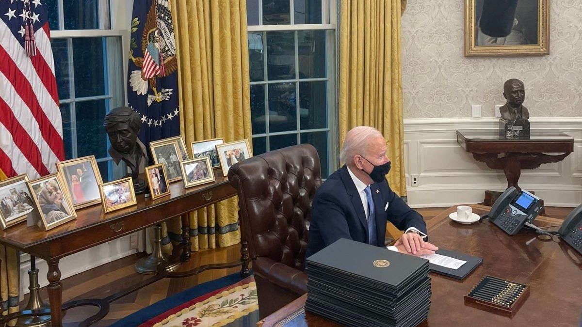 Cambio de era: Biden hace obligatorio el uso del cubreboca en los edificios federales